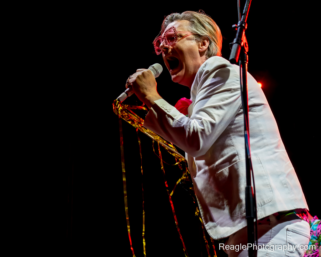 Spike Slawson of Me First and The Gimme Gimmes performing