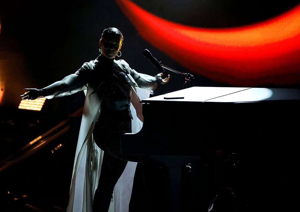 Alicia Keys performing in Los Angeles - Photo by Kevin Winter