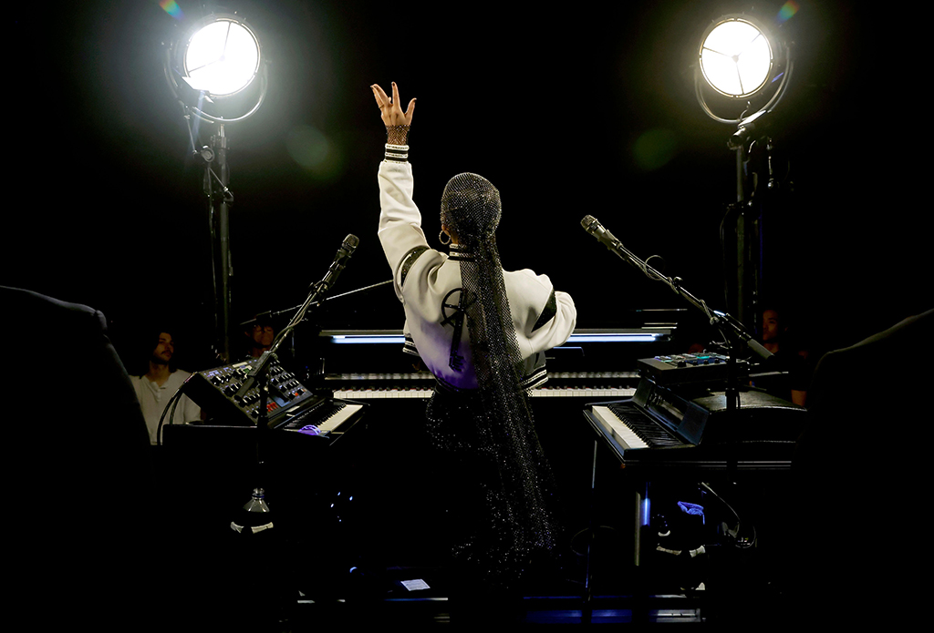 Alicia Keys performing in Los Angeles - Photo by Kevin Winter
